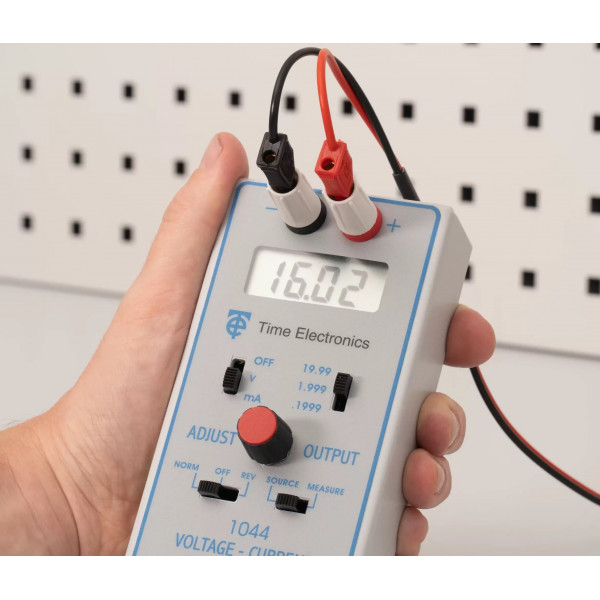 1044 Voltage and Current Calibrator